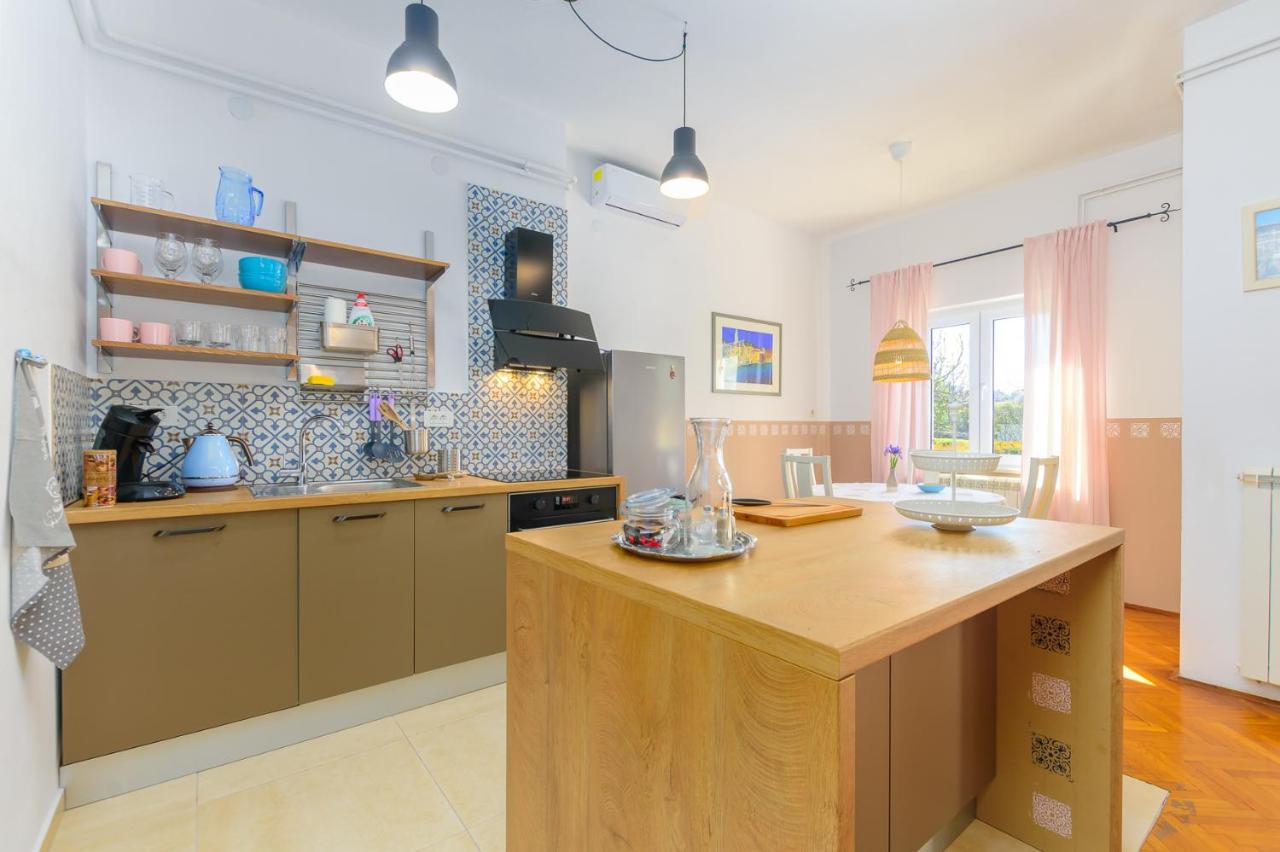Apartment Macan, Beautiful Green Oasis พูลา ภายนอก รูปภาพ